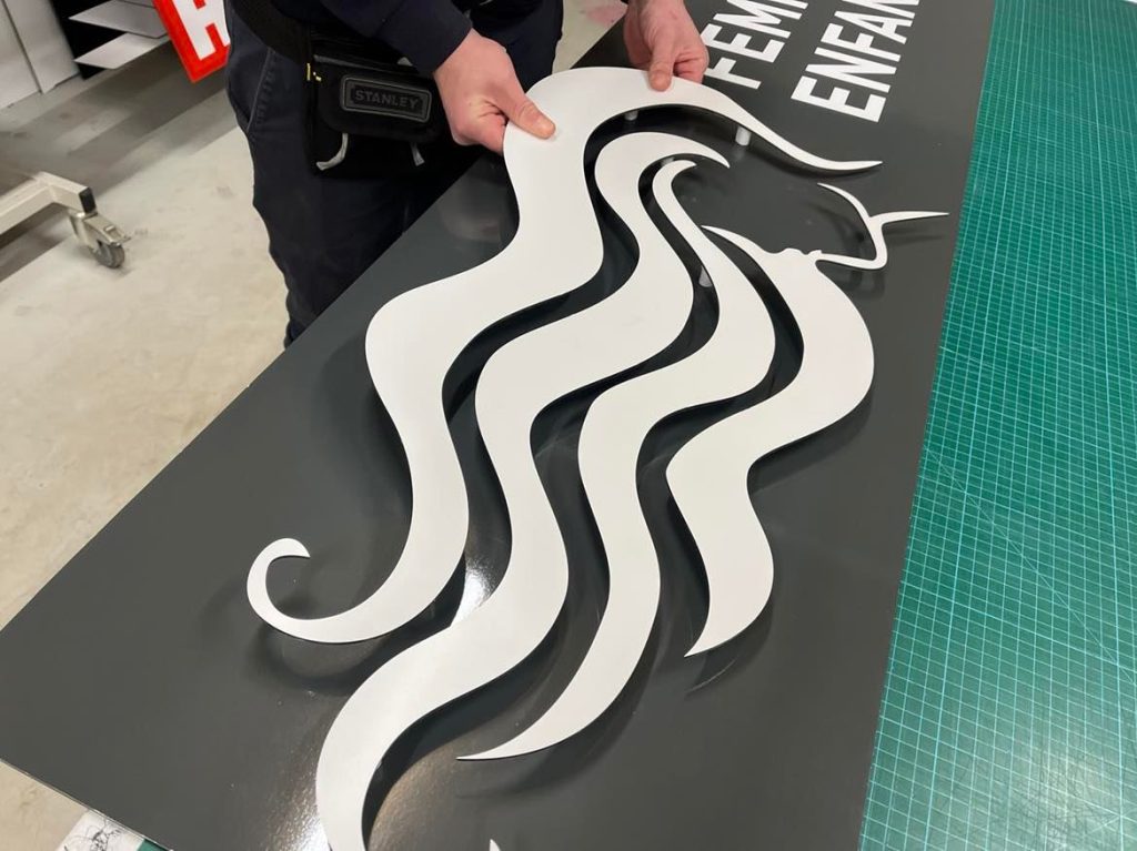 Découpe fraiseuse pour enseigne sur plots