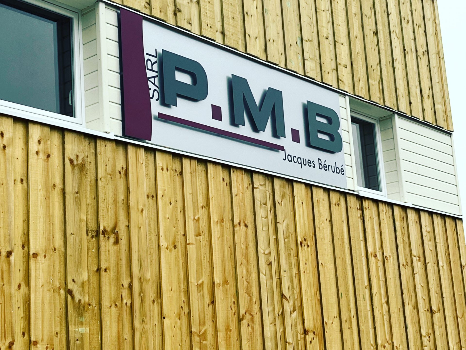 Enseigne Alu/Dibond avec lettres sur plots