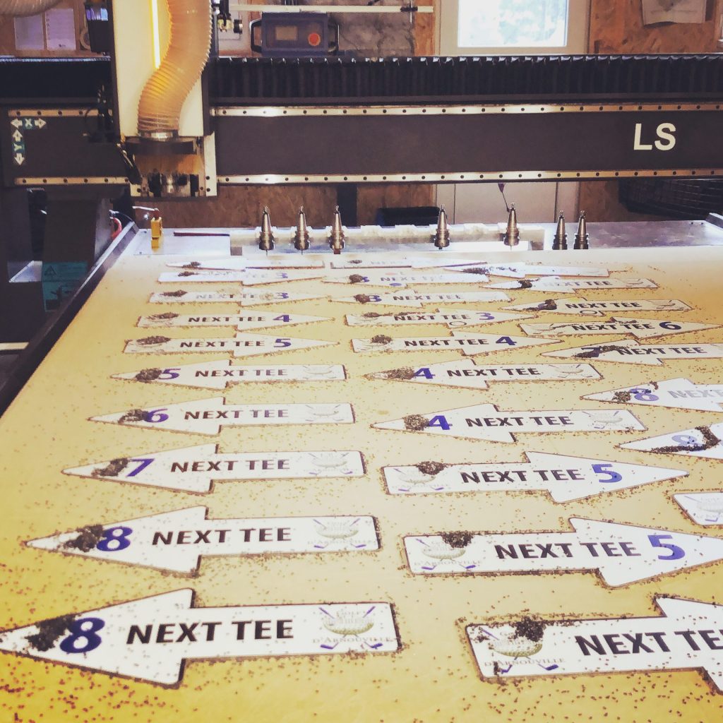 Impression et découpe à la forme de fléchage